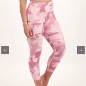 ZYIA Pink Camo Pocket Light n Tight Hi-Rise Capris 20"